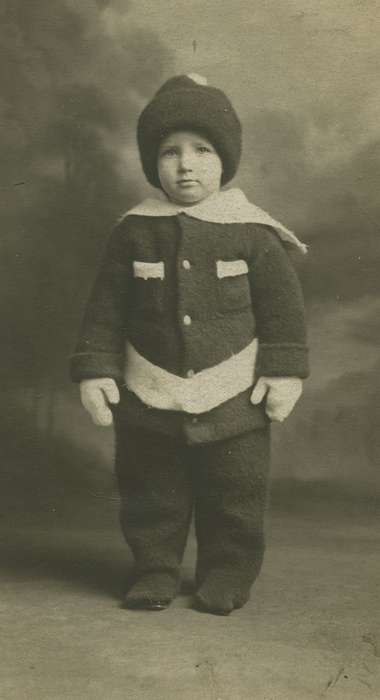 hat, Portraits - Individual, Iowa History, La Porte City, IA, Iowa, Liekweg, Amy, Children, history of Iowa