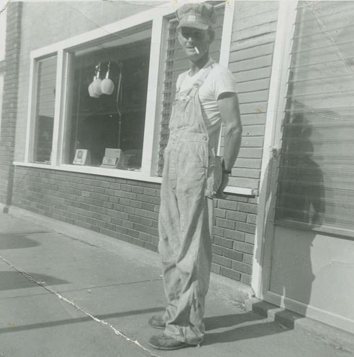 history of Iowa, Iowa History, IA, Businesses and Factories, store, cigarette, Knospe, Mona, Iowa, Labor and Occupations