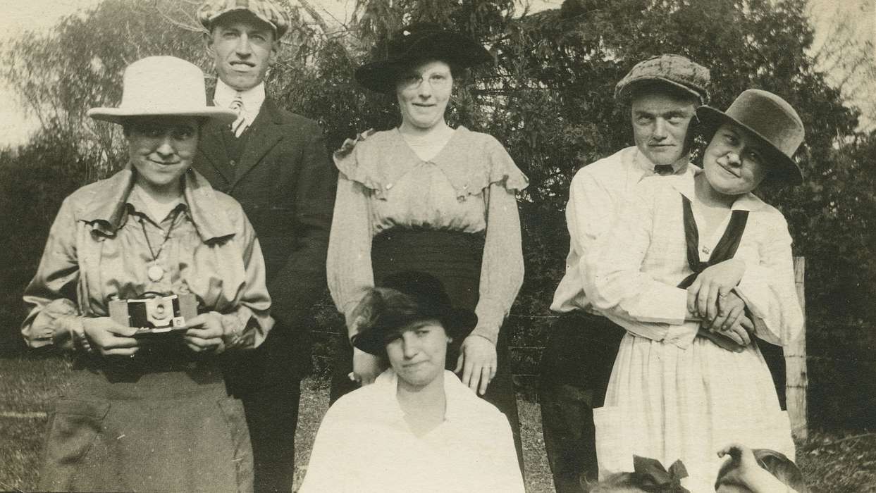 Portraits - Group, Iowa, hug, camera, Families, Beach, Rosemary, Hampton, IA, history of Iowa, Iowa History