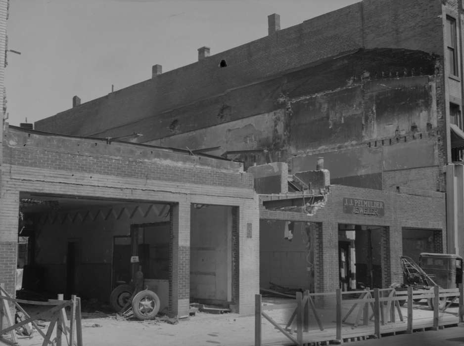 history of Iowa, Iowa History, Ottumwa, IA, Cities and Towns, Lemberger, LeAnn, Businesses and Factories, fire, movie theater, Iowa, theatre
