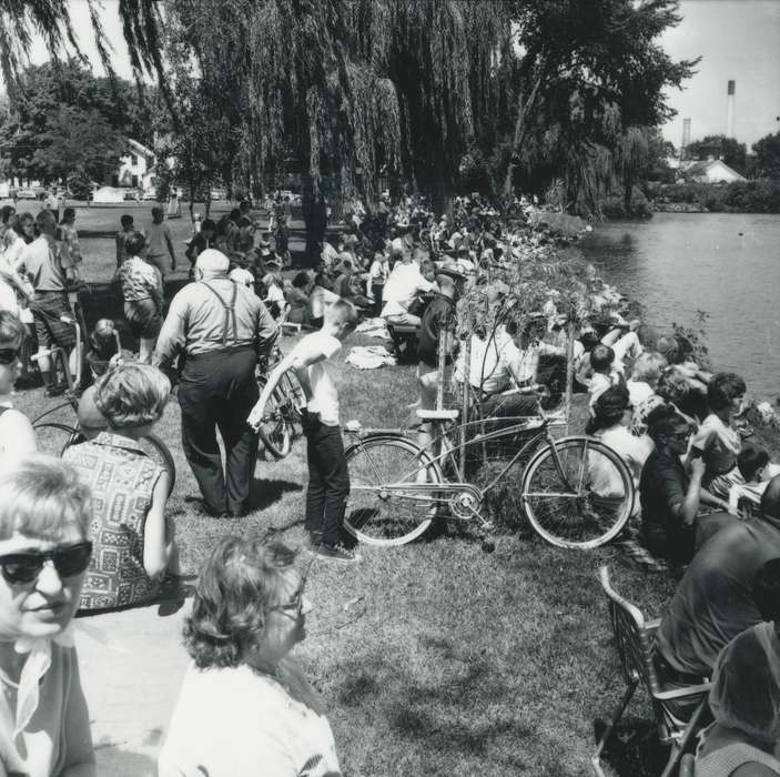 women, willow tree, lake, history of Iowa, men, bicycle, crowd, Iowa, Waverly Public Library, bike, Iowa History