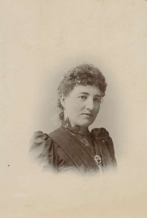 history of Iowa, Iowa History, woman, Jefferson, IA, necklace, cabinet photo, Iowa, Olsson, Ann and Jons, Portraits - Individual