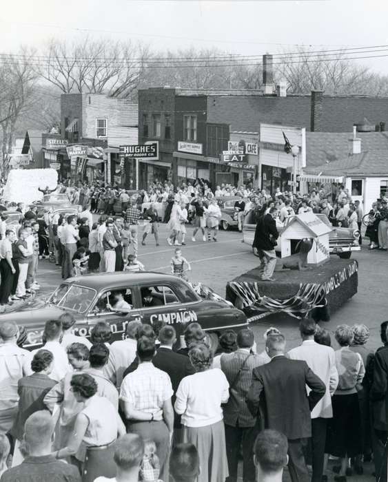 college hill, Iowa, parade, Fairs and Festivals, UNI Special Collections & University Archives, Schools and Education, uni, crowd, car, Entertainment, university of northern iowa, Cedar Falls, IA, history of Iowa, iowa state teachers college, Iowa History