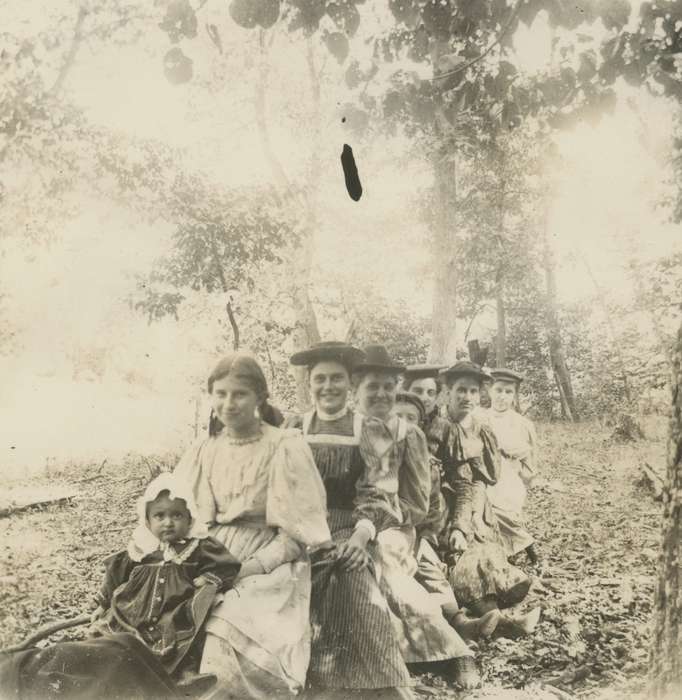 Portraits - Group, Iowa, hat, bonnet, Cook, Mavis, Children, dress, forest, Charles City, IA, history of Iowa, Iowa History