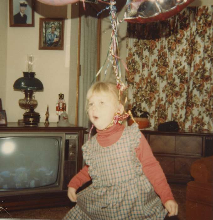 history of Iowa, Iowa History, balloon, Reinbeck, IA, Iowa, television, Homes, curtain, Children, Leisure, East, Lindsey, lamp