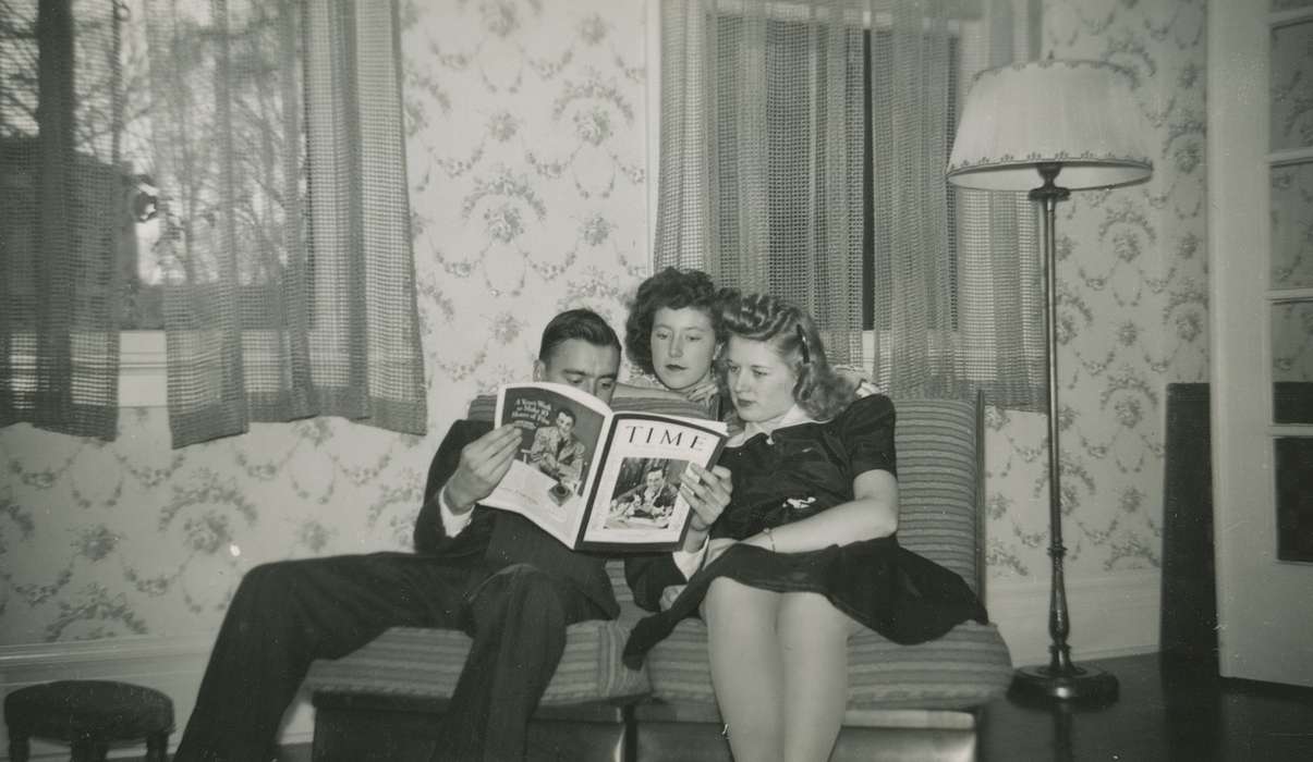 magazine, Iowa History, Leisure, Iowa, history of Iowa, living room, Palczewski, Catherine, Homes, lamp, IA, couch