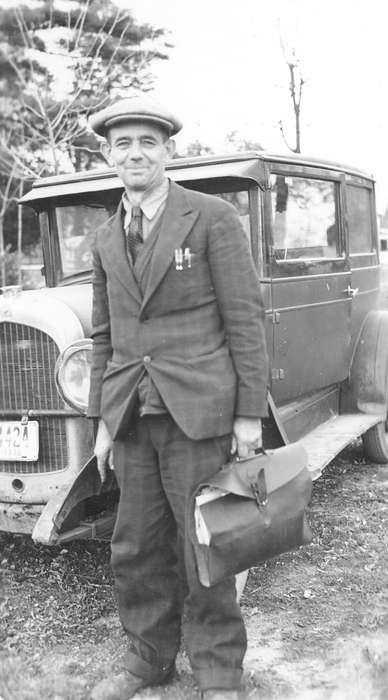 suit, Portraits - Individual, car, briefcase, Iowa History, Iowa, Motorized Vehicles, Lake, George, Labor and Occupations, Independence, IA, man, history of Iowa