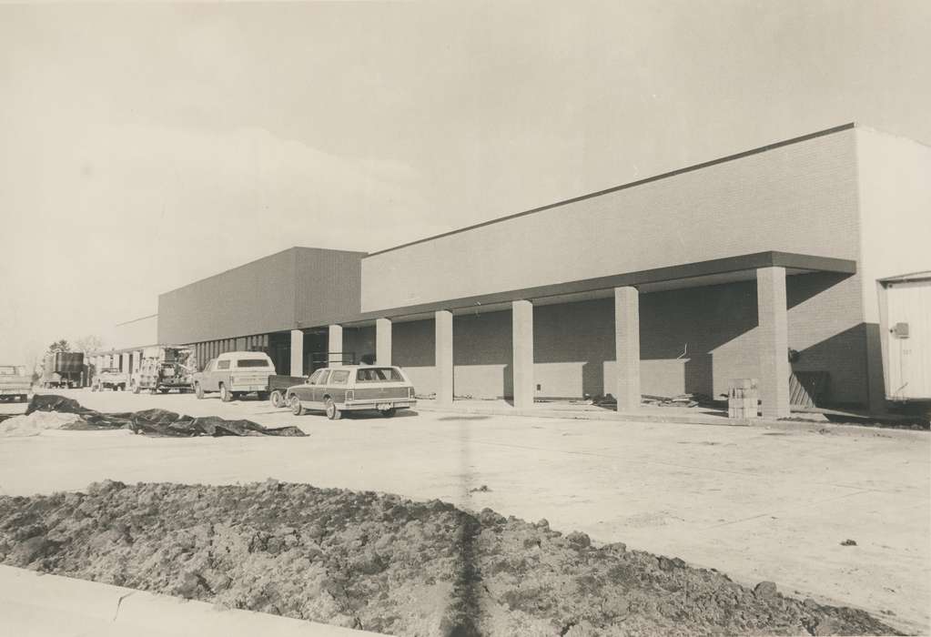 Businesses and Factories, Cities and Towns, station wagon, Iowa, Motorized Vehicles, Waverly Public Library, Iowa History, cars, Waverly, IA, history of Iowa, construction, walmart