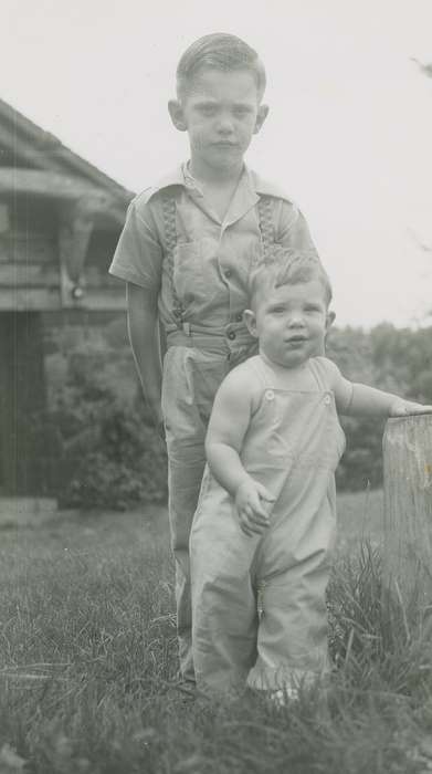 Portraits - Group, toddler, Leisure, Eldora, IA, Iowa History, Iowa, Outdoor Recreation, overalls, Putman, Dorien, Children, history of Iowa