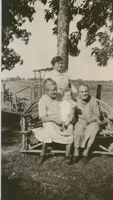 Portraits - Group, history of Iowa, Iowa History, Families, Hampton, IA, mother, Iowa, Beach, Rosemary, grandma