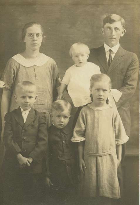 Pershing, IA, daygown, history of Iowa, Holland, John, brothers, Iowa, suit, Families, sister, Children, Iowa History, Portraits - Group, glasses