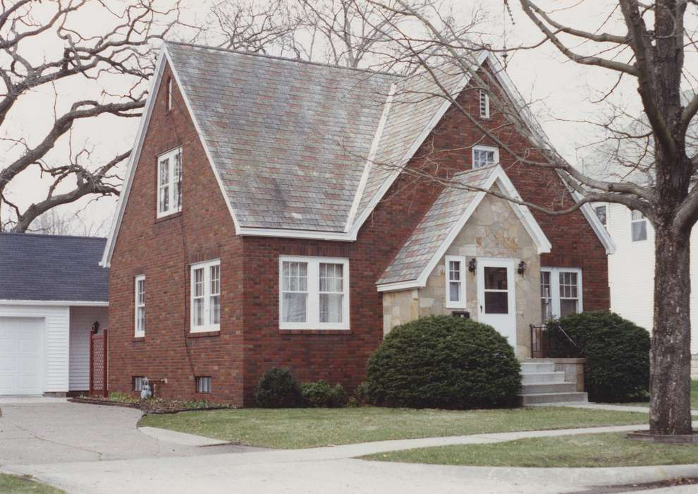 Cities and Towns, house, Homes, Waverly Public Library, Iowa, history of Iowa, Iowa History, brick home, old house, front yard