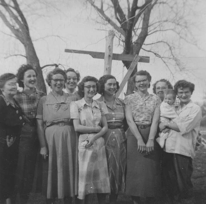 Portraits - Group, history of Iowa, women, Iowa History, Families, smiles, smile, large group picture, Spilman, Jessie Cudworth, Iowa, USA, dresses
