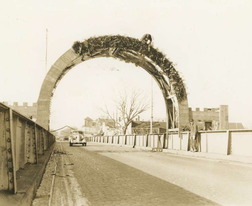 arch, history of Iowa, Waverly Public Library, Waverly, IA, Main Streets & Town Squares, Holidays, car, Motorized Vehicles, Iowa, Iowa History, correct date needed, Cities and Towns, christmas, bridge