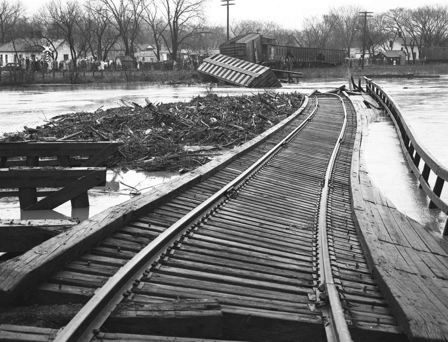 des moines river, Wrecks, Iowa, Ottumwa, IA, crowd, Lakes, Rivers, and Streams, Lemberger, LeAnn, railroad, Cities and Towns, train track, bridge, history of Iowa, Motorized Vehicles, Floods, Iowa History