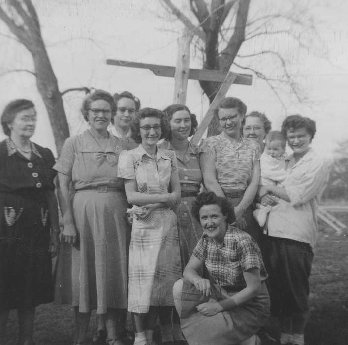 Portraits - Group, history of Iowa, women, Iowa History, Families, smiles, large group picture, Spilman, Jessie Cudworth, Iowa, USA, dresses