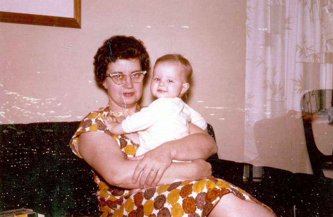 Marshalltown, IA, living room, Portraits - Group, Families, Homes, baby, Iowa, Flathers, Claudia, couch, history of Iowa, Iowa History, Children