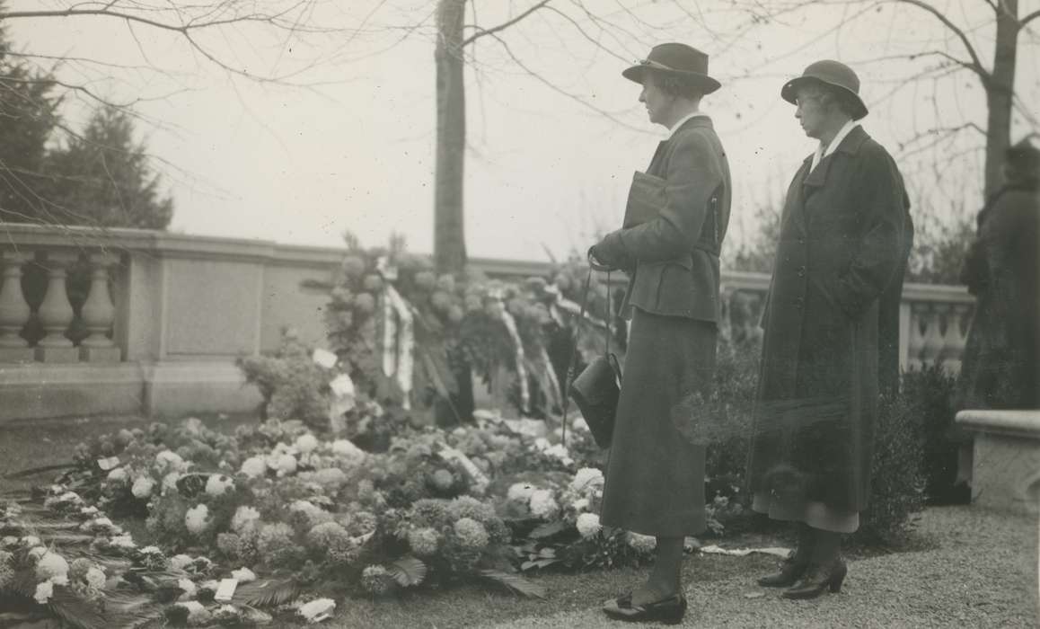 flower, Travel, Iowa, Military and Veterans, hat, coat, McMurray, Doug, bouquet, cemetery, shoe, Washington, DC, history of Iowa, Holidays, Iowa History, Cemeteries and Funerals