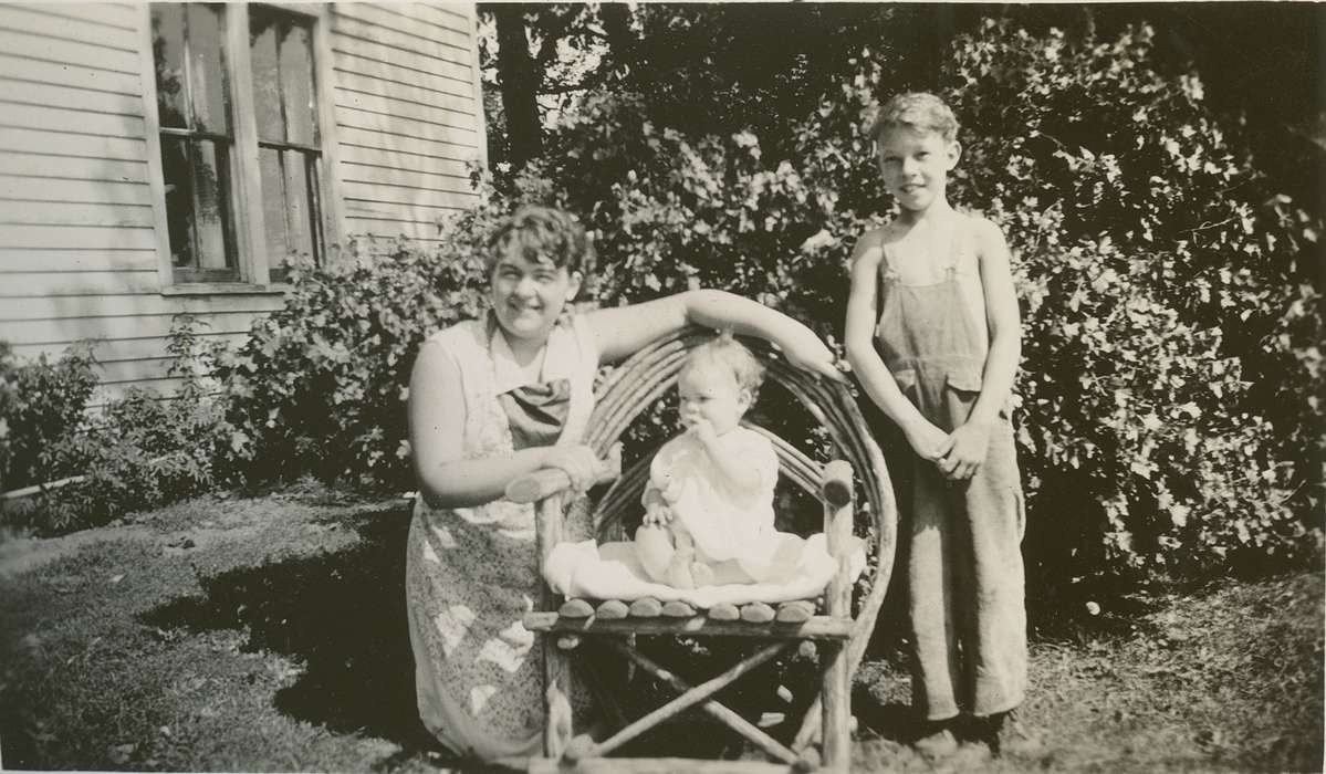 Portraits - Group, history of Iowa, Iowa History, Families, Hampton, IA, mother, Iowa, Beach, Rosemary, brother, baby