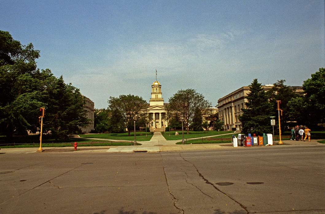 traffic light, college, Iowa, Iowa City, IA, university of iowa, Schools and Education, university, Lemberger, LeAnn, Cities and Towns, history of Iowa, lawn, Iowa History