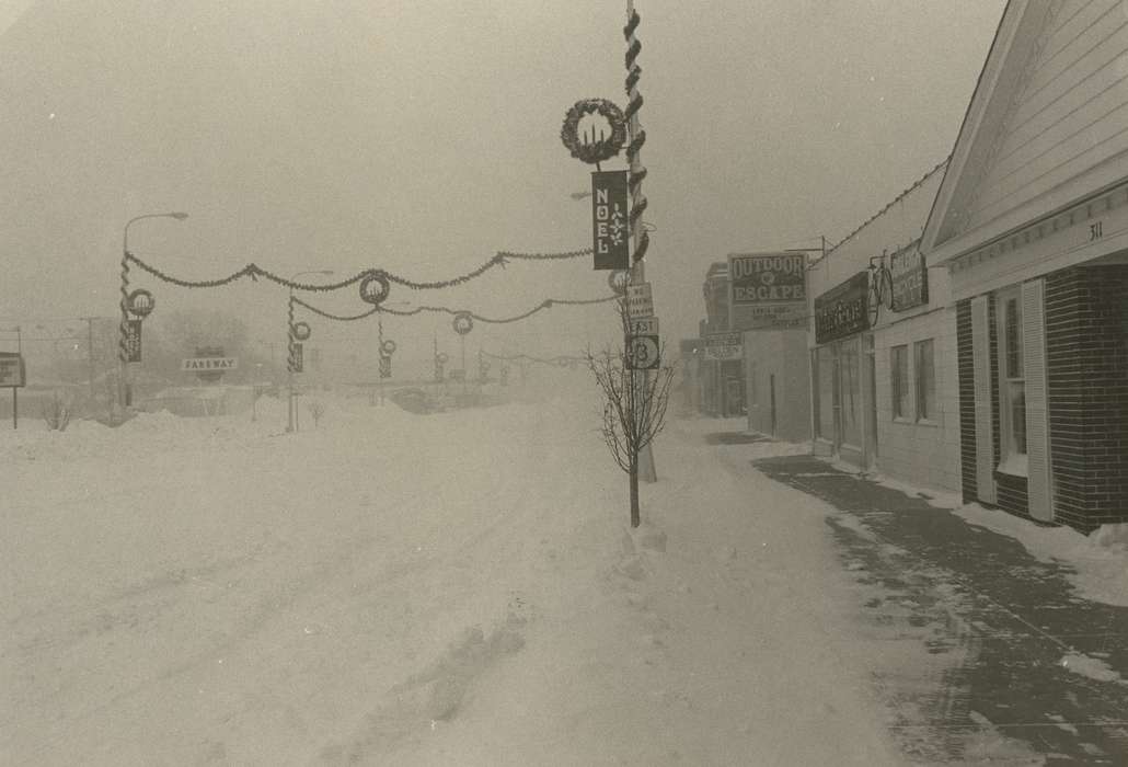 history of Iowa, Waverly Public Library, Waverly, IA, christmas decorations, Main Streets & Town Squares, Iowa, Winter, Iowa History, Cities and Towns, street light