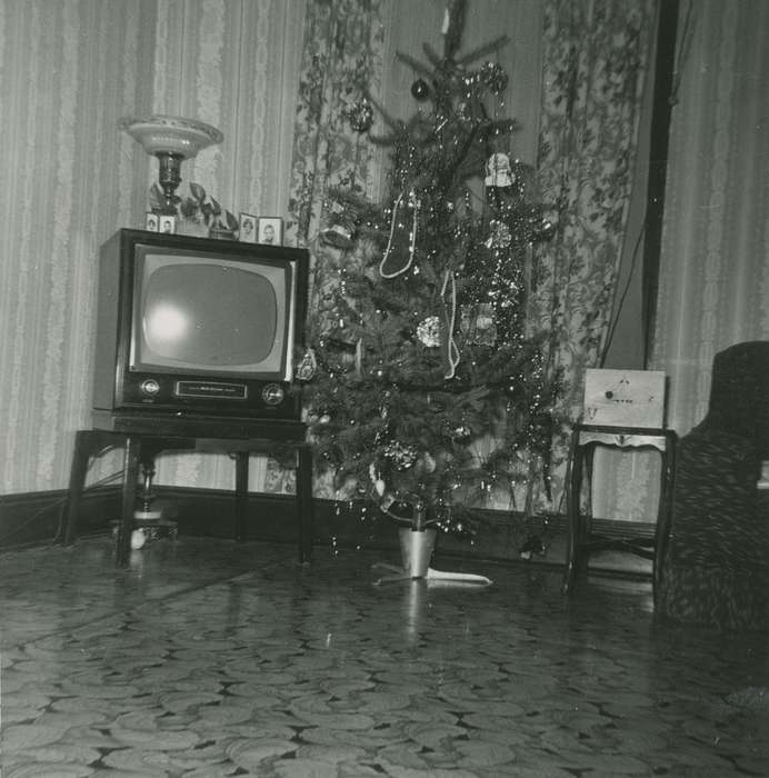 history of Iowa, Iowa History, Schmillen, Gloria, Marcus, IA, christmas tree, Winter, ornaments, Holidays, Iowa, television, Homes