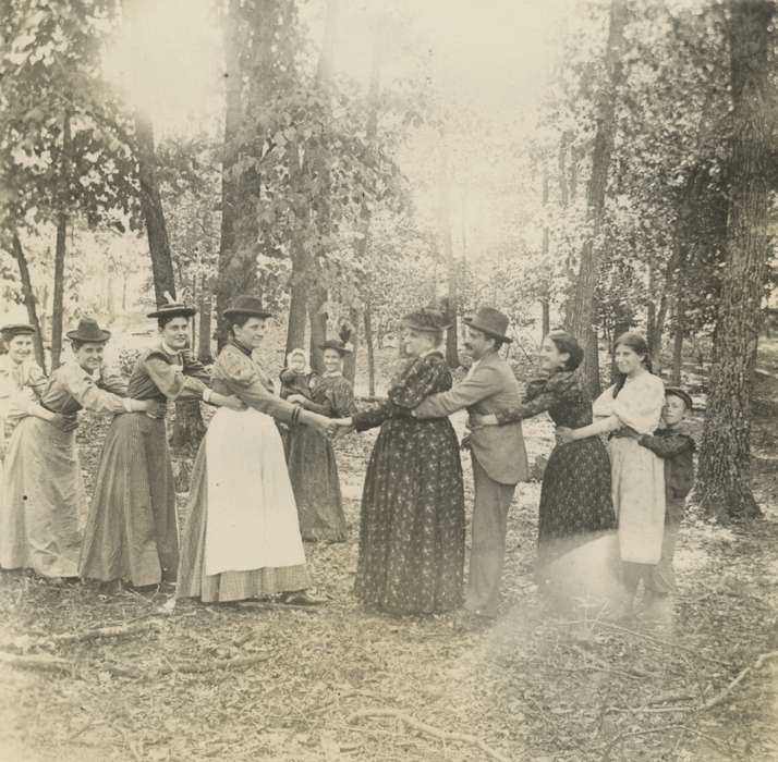 Portraits - Group, trees, Iowa, Cook, Mavis, Leisure, games, forest, Charles City, IA, history of Iowa, picnic, Iowa History