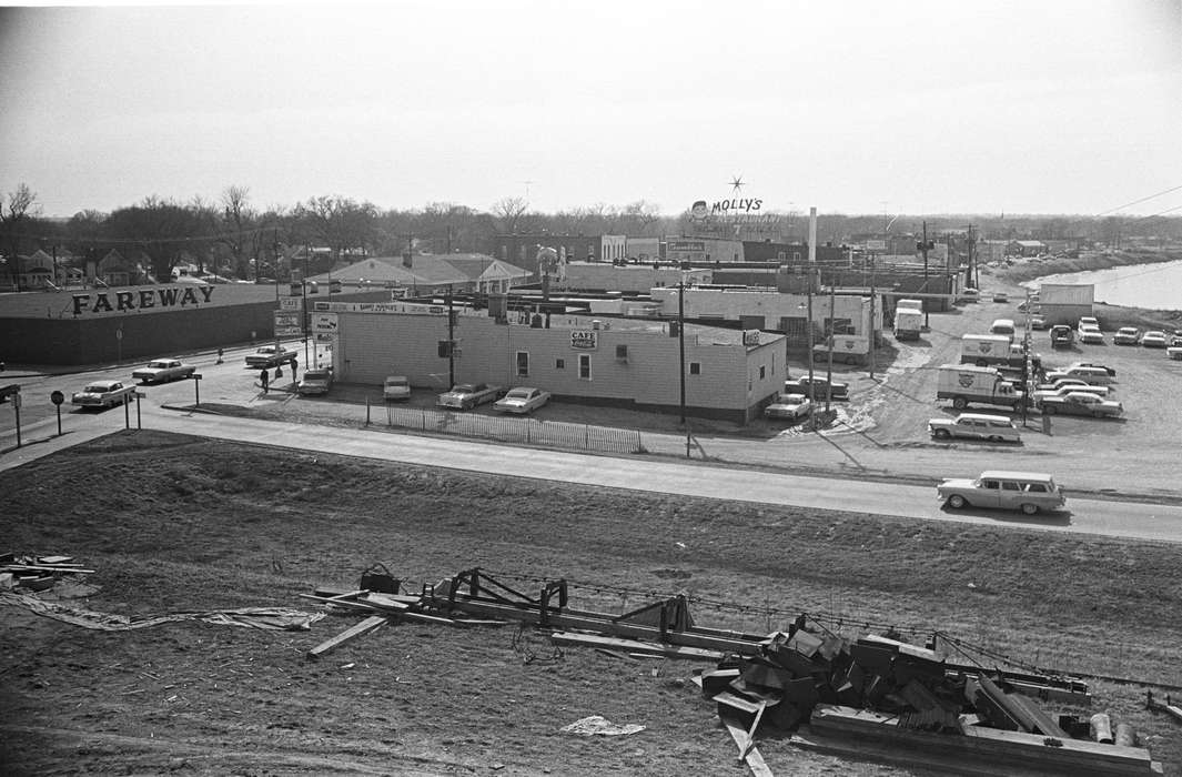 Ottumwa, IA, history of Iowa, Lemberger, LeAnn, Main Streets & Town Squares, Iowa, Cities and Towns, car, fareway, grocery store, Iowa History