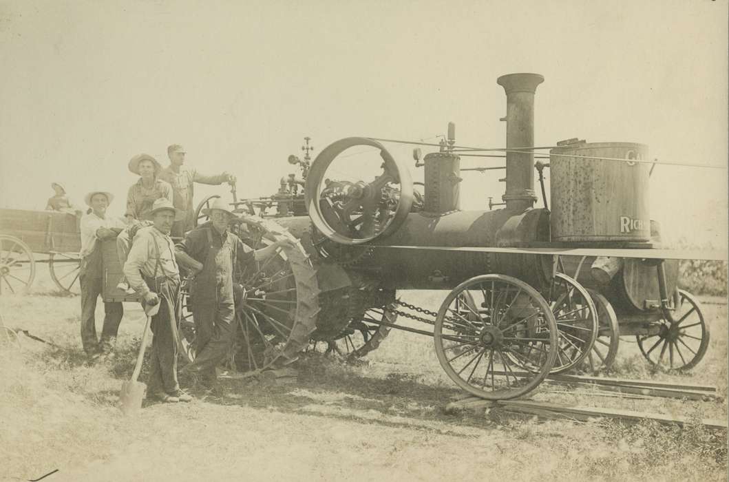 tractor, Cech, Mary, Iowa History, Iowa, Elberon, IA, history of Iowa, Portraits - Group, shovel