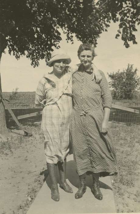 Portraits - Group, Iowa, mother, Reasoner, Ken, Families, history of Iowa, Maloy, IA, daughter, Iowa History