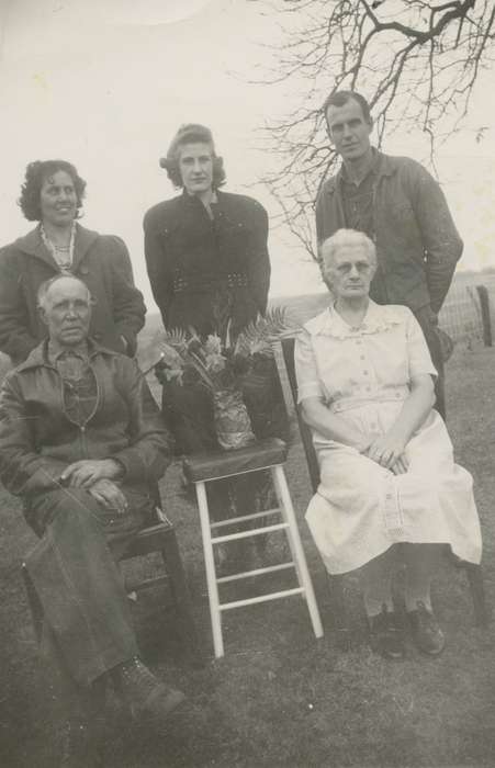 Portraits - Group, history of Iowa, Iowa History, Families, plant, Tracy, IA, Holland, John, Iowa, stool
