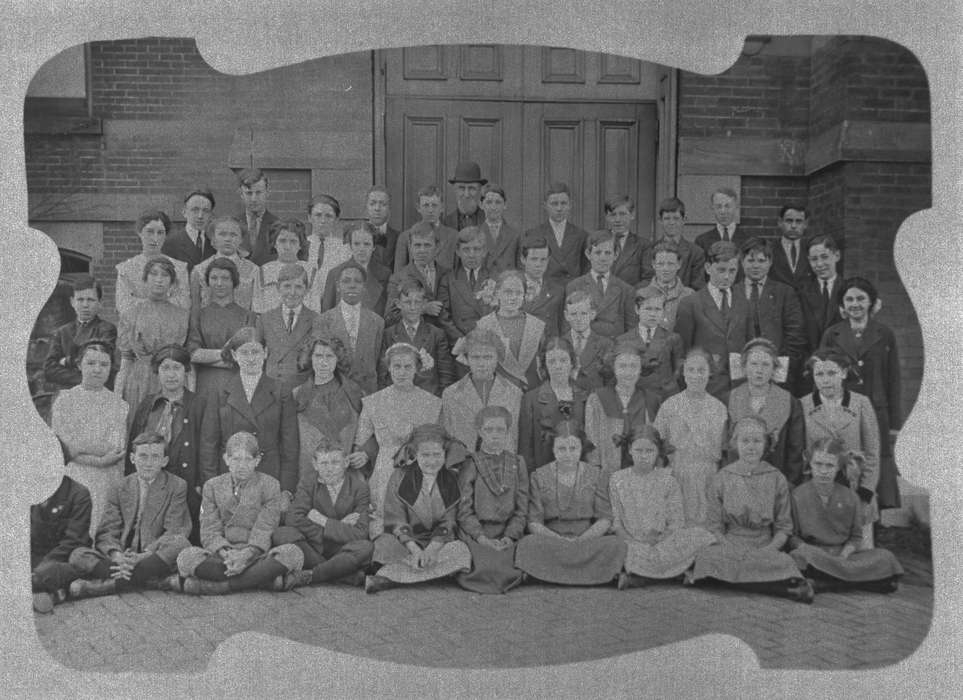 Portraits - Group, double door, Iowa History, Ottumwa, IA, history of Iowa, class photo, Iowa, Children, Lemberger, LeAnn, Schools and Education, school