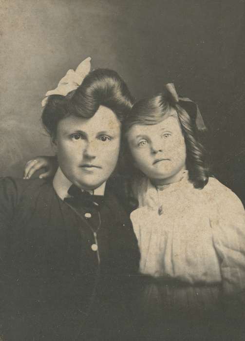 Portraits - Group, hair bow, Iowa, hair curl, Families, eyes, Children, Eldon, IA, blouse, history of Iowa, Spilman, Jessie Cudworth, Iowa History