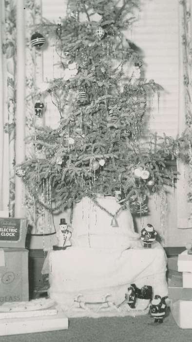 christmas, history of Iowa, Iowa History, decoration, christmas tree, Holidays, Van Horne, IA, Appleget, Cathy, Iowa