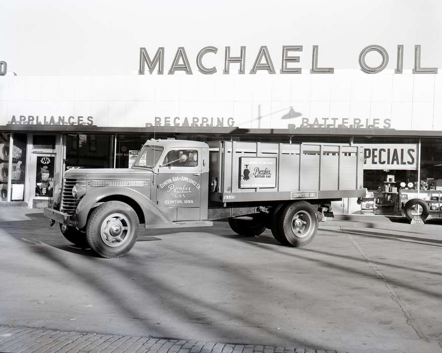 auto shop, history of Iowa, Iowa History, truck, Motorized Vehicles, Businesses and Factories, gas, store, oil, Iowa, Clinton, IA, Clinton Public Library
