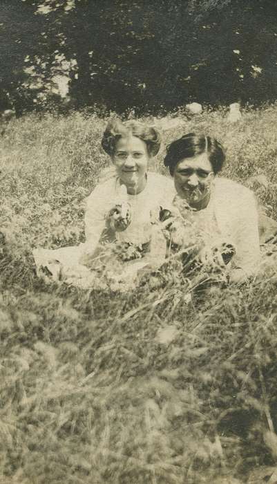 Portraits - Group, IA, Iowa, LeQuatte, Sue, hairstyle, field, history of Iowa, Iowa History