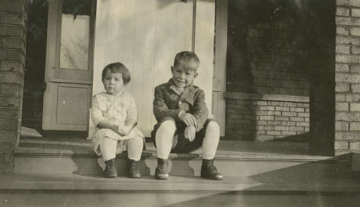 boy, Iowa History, McMurray, Doug, Children, Iowa, history of Iowa, Portraits - Group, steps, porch, girl, USA, siblings