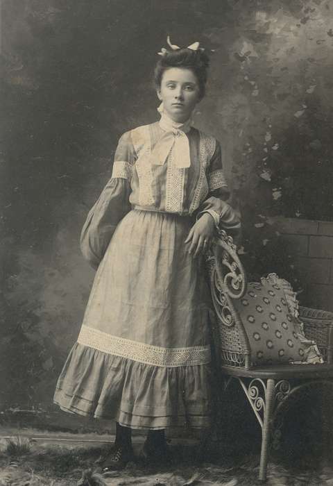 hair bow, photo studio, backdrop, Spilman, Jessie Cudworth, history of Iowa, studio, hand, wicker chair, Iowa, chair, portrait, dress, Portraits - Individual, Iowa History, Children, eyes, Willow Springs, MO, painted backdrop