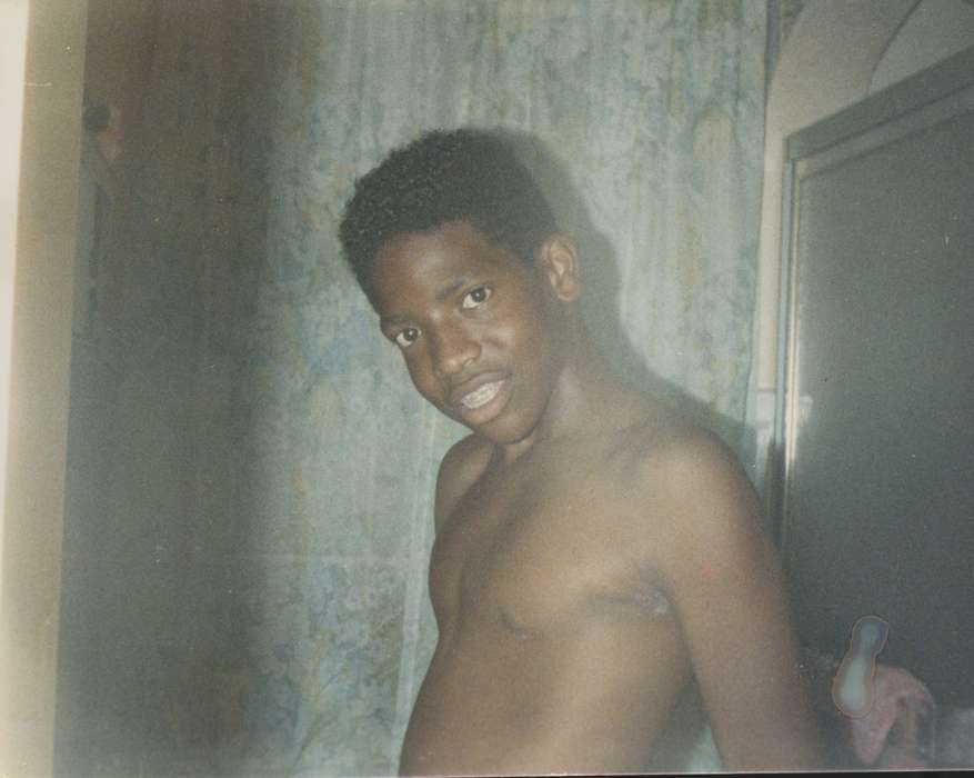 bathroom, Iowa History, african american, Iowa, history of Iowa, mirror, Moore, Mildred, Portraits - Individual, IA, People of Color