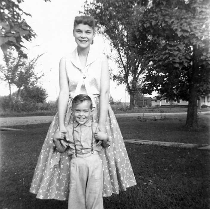 mother, Iowa History, Leisure, Children, Iowa, McLaughlin, Angie, history of Iowa, Portraits - Group, skirt, Urbandale, IA