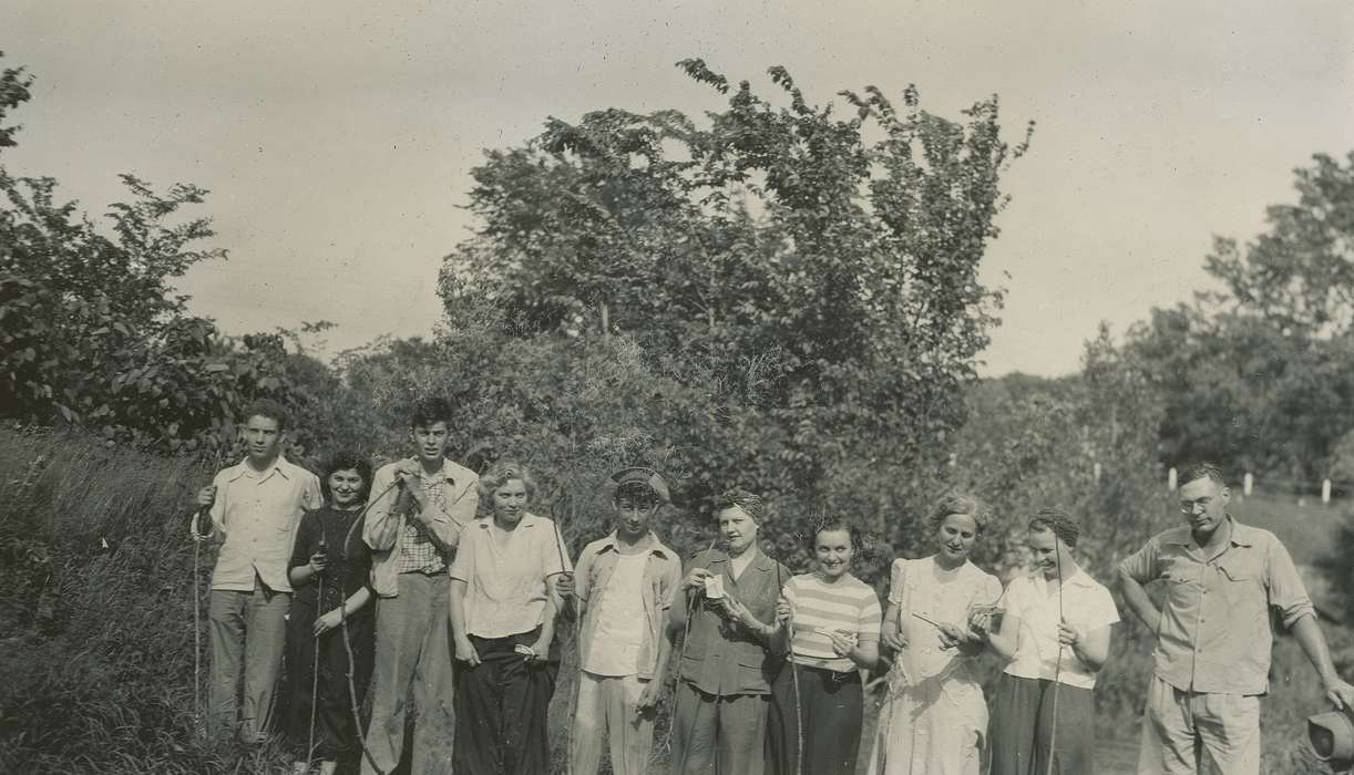 Outdoor Recreation, Portraits - Group, Travel, Iowa, Webster City, IA, McMurray, Doug, Leisure, hatchery, Businesses and Factories, history of Iowa, picnic, Iowa History, Labor and Occupations