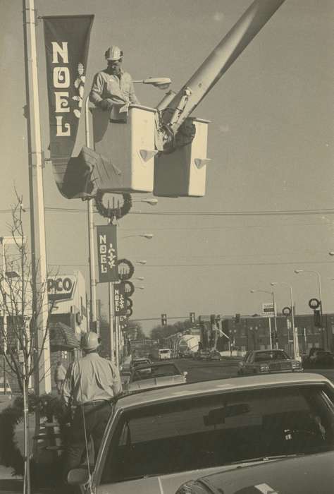 history of Iowa, Iowa History, christmas wreath, Motorized Vehicles, Waverly, IA, Holidays, workers, Iowa, Cities and Towns, Waverly Public Library, Labor and Occupations