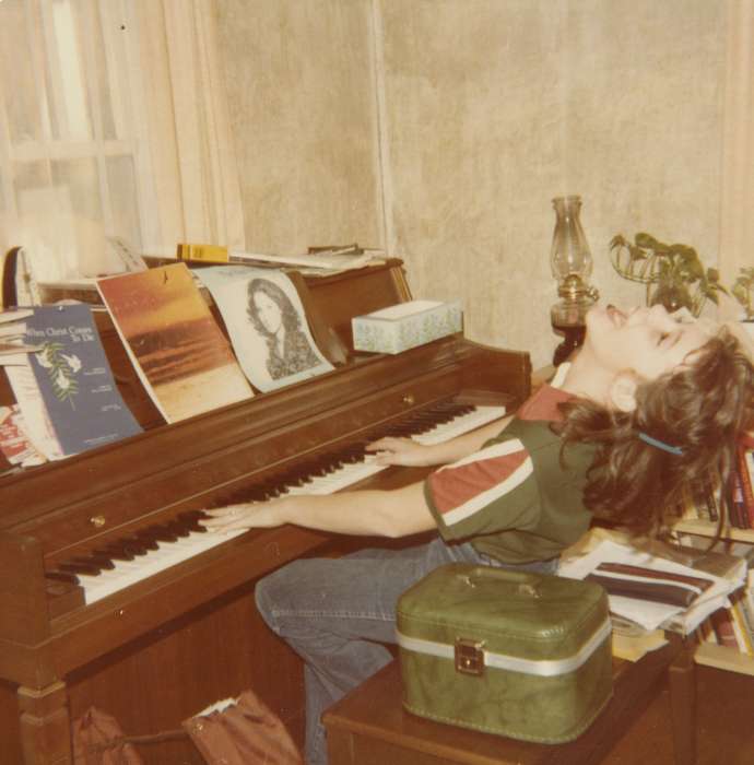 history of Iowa, Iowa History, IA, Entertainment, window, Scholtec, Emily, Iowa, piano, Children, bench, music