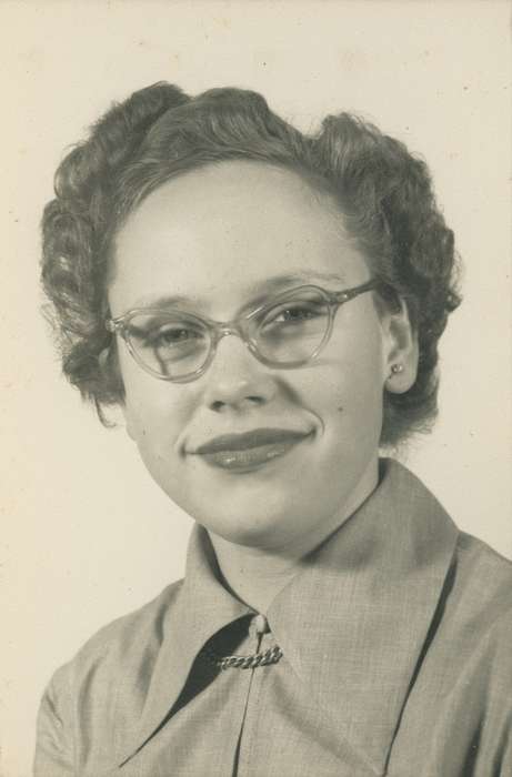 lipstick, necklace, Spilman, Jessie Cudworth, history of Iowa, earring, hair, girl, smile, dagger collar, USA, Iowa, Portraits - Individual, Iowa History, Children, eyes, collar, glasses