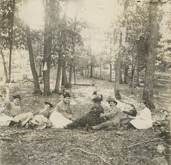 Portraits - Group, trees, Iowa, Cook, Mavis, Leisure, games, forest, Charles City, IA, history of Iowa, picnic, Iowa History