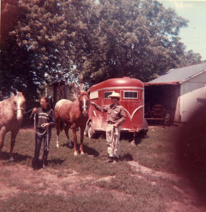 Portraits - Group, Animals, horse trailer, Waterloo, IA, Iowa History, horse show, Iowa, Olsson, Ann and Jons, horses, Barns, history of Iowa