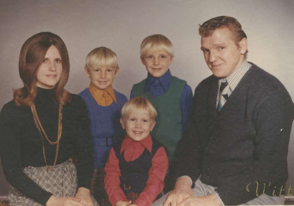 Portraits - Group, Waterloo, IA, Iowa History, Iowa, Ollendieck, Dalene, hairstyle, Families, Children, history of Iowa