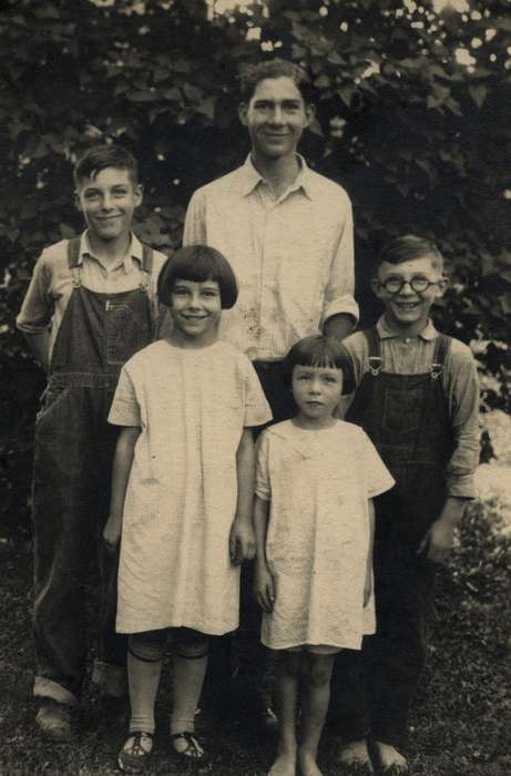 Lake City, IA, Iowa History, glasses, Children, Iowa, history of Iowa, Portraits - Group, Detmering, Linda, Families