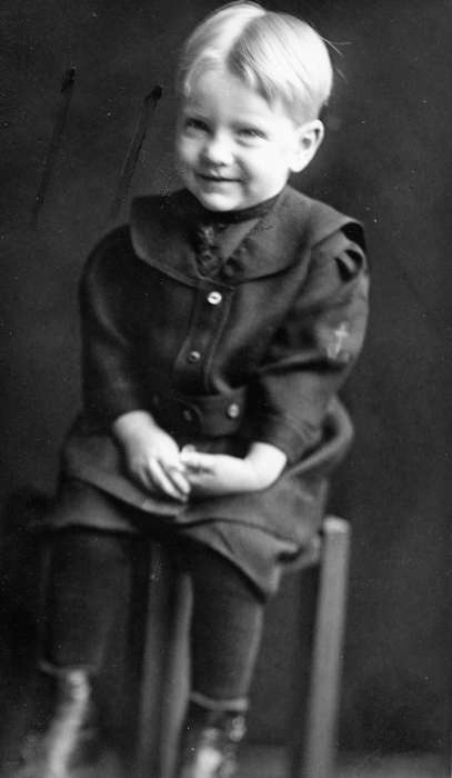 Shaw, Marilyn, hand, Iowa, smile, Children, Portraits - Individual, history of Iowa, Iowa History, Monroe, IA