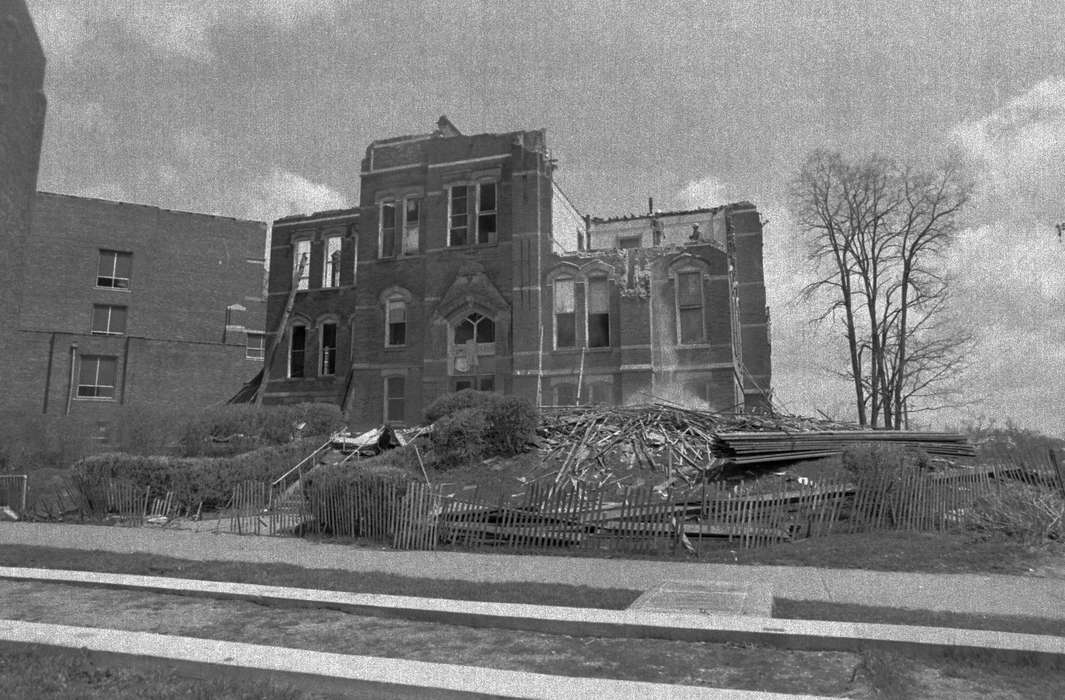history of Iowa, Iowa History, Ottumwa, IA, Lemberger, LeAnn, ruins, Iowa, fence, Schools and Education, school
